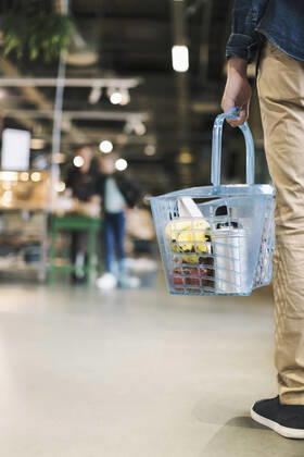 IMAGO Creative: Landleben - Essen Low section of man carrying grocery basket in supermarket , model released, property released Copyright: xKentarooxTrymanx , MA54847