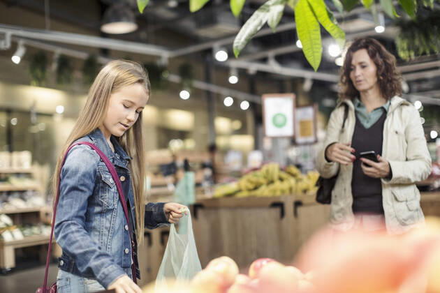 Mother looking at daughter buying apples in supermarket , model released, property released Copyright: xKentarooxTrymanx , MA54885