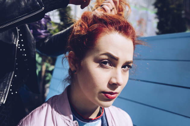IMAGO Creative: Clickbait, Modetrends Portrait of redhead woman with friend tying hair , model released Copyright: xMaskotx , MA56712