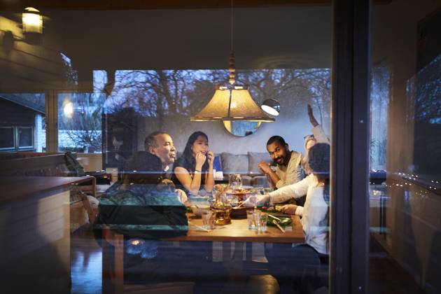 IMAGO Creative: Landleben - Essen Multi-generation family talking while having dinner at table seen through window , model released, property released Copyright: xMaskotx , MA62669
