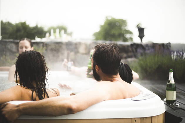 Male and female friends enjoying in hot tub during weekend getaway , model released, property released Copyright: xMaskotx , MA66896