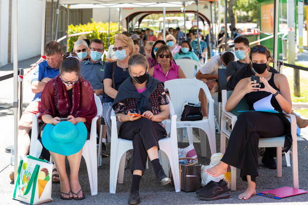 WA CORONAVIRUS COVID19, Members of the public queue outside a Covid-19 testing centre at Sir Charles Gairdner Hospital in Perth, Friday, December 18, 2020. Western Australia has reintroduced a 14-day quarantine requirement for NSW travellers, while the state s testing clinics have come under strain. ( NO ARCHIVING, EDITORIAL USE ONLY, NO USE IN BOOKS WITHOUT CONSENT Copyright: xRICHARDxWAINWRIGHTx 20201218001509389069