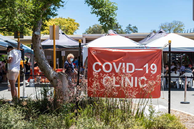 WA CORONAVIRUS COVID19, Members of the public queue outside a Covid-19 testing centre at Sir Charles Gairdner Hospital in Perth, Friday, December 18, 2020. Western Australia has reintroduced a 14-day quarantine requirement for NSW travellers, while the state s testing clinics have come under strain. ( NO ARCHIVING, EDITORIAL USE ONLY, NO USE IN BOOKS WITHOUT CONSENT  Copyright: xRICHARDxWAINWRIGHTx 20201218001509389086