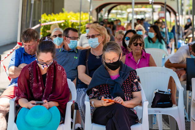 WA CORONAVIRUS COVID19, Members of the public queue outside a Covid-19 testing centre at Sir Charles Gairdner Hospital in Perth, Friday, December 18, 2020. Western Australia has reintroduced a 14-day quarantine requirement for NSW travellers, while the state s testing clinics have come under strain. ( NO ARCHIVING, EDITORIAL USE ONLY, NO USE IN BOOKS WITHOUT CONSENT  Copyright: xRICHARDxWAINWRIGHTx 20201218001509389103