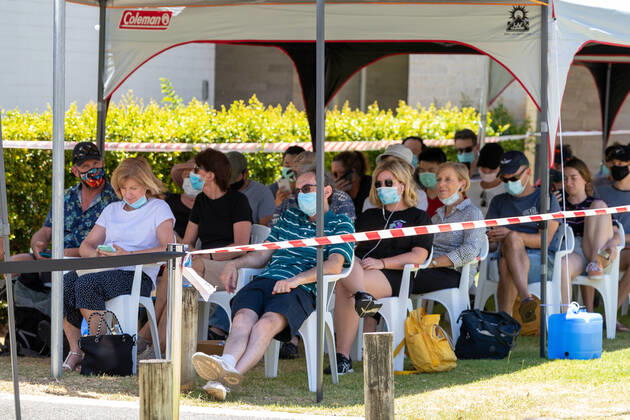 WA CORONAVIRUS COVID19, Members of the public queue outside a Covid-19 testing centre at Sir Charles Gairdner Hospital in Perth, Friday, December 18, 2020. Western Australia has reintroduced a 14-day quarantine requirement for NSW travellers, while the state s testing clinics have come under strain. ( NO ARCHIVING, EDITORIAL USE ONLY, NO USE IN BOOKS WITHOUT CONSENT  Copyright: xRICHARDxWAINWRIGHTx 20201218001509389120