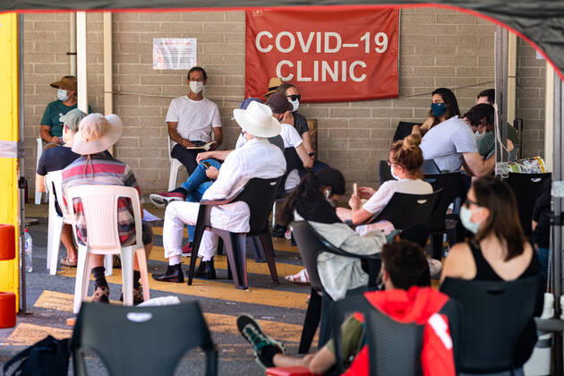 WA CORONAVIRUS COVID19, Members of the public queue outside a Covid-19 testing centre at Sir Charles Gairdner Hospital in Perth, Friday, December 18, 2020. Western Australia has reintroduced a 14-day quarantine requirement for NSW travellers, while the state s testing clinics have come under strain. ( NO ARCHIVING, EDITORIAL USE ONLY, NO USE IN BOOKS WITHOUT CONSENT  Copyright: xRICHARDxWAINWRIGHTx 20201218001509389137
