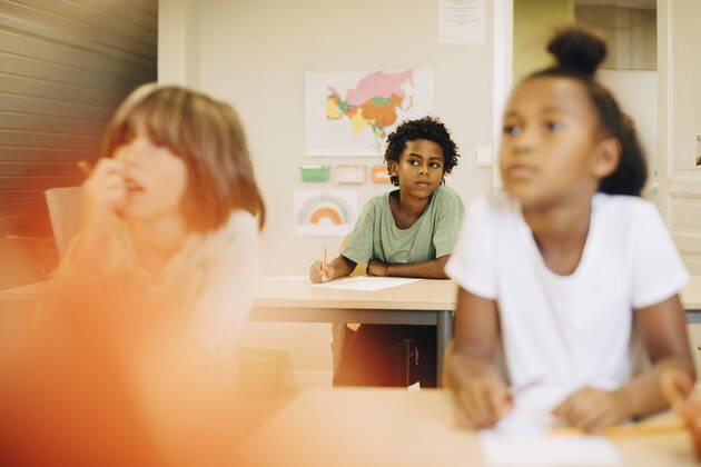 IMAGO Creative: Gesellschaft, Schule, Schulanfang Male and female students sitting at desk in classroom , model released, property released Copyright: xMaskotx , MA70192