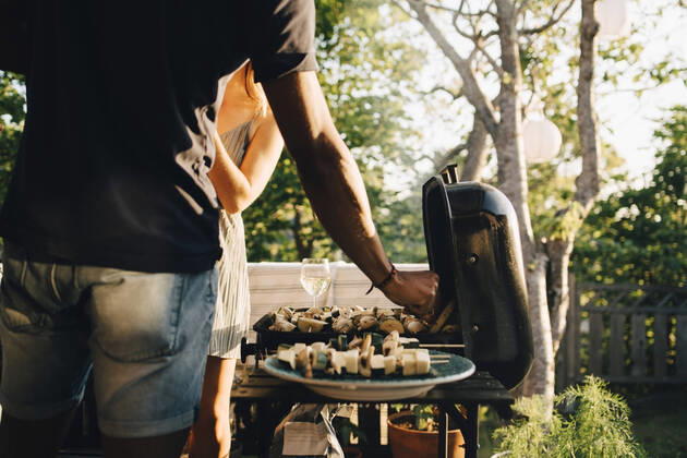 Midsection of friends grilling vegetables in barbecue for dinner party , model released, property released Copyright: xMaskotx , MA70400