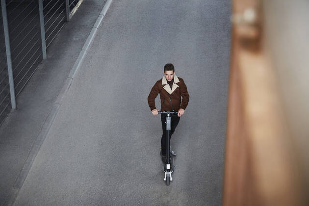 IMAGO Creative: Corporate: Klimaschutz, Digitalisierung und Urbanisierung High angle view of teenage boy riding electric push scooter on street in city , model released Copyright: xMaskotx , MA71026