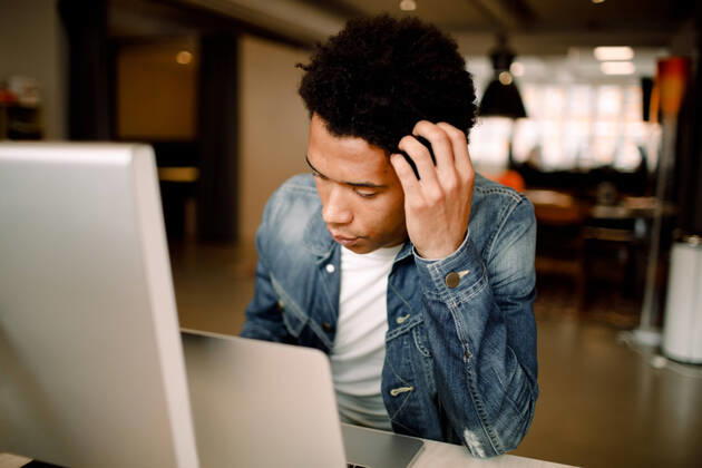 IMAGO Creative: Kreative Renaissance -- der junge Entrepreneur Worried male professional using laptop while sitting at office desk , model released, property released Copyright: xMaskotx , MA73542
