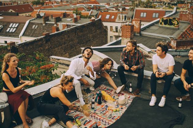 IMAGO Creative, Urban Lifestyle IMAGO Kreativ: Urbane Kultur - Sommer auf den Dächern Cheerful male and female friends enjoying on terrace during rooftop party , model released, property released Copyright: xMaskotx , MA75604