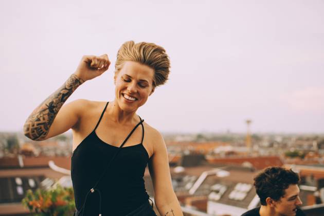 IMAGO Kreativ: Urbane Kultur - Sommer auf den Dächern Excited woman dancing while enjoying with friend on terrace against sky , model released, property released Copyright: xMaskotx , MA75633