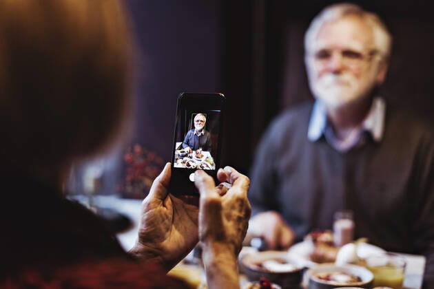 IMAGO Creative: Dichotomien, Generationen IMAGO Creative: Landleben - Essen Senior woman photographing man through smart phone while having breakfast at table in hotel Sweden, Stockholm, model released, property released Copyright: xMaskotx , MA79296