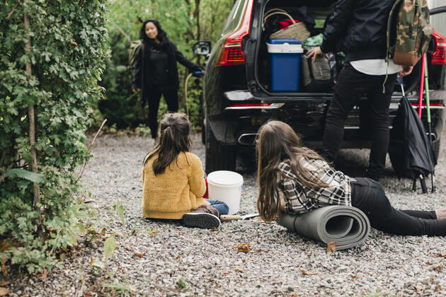 IMAGO Creative: Corporate: Klimaschutz, Digitalisierung und Urbanisierung IMAGO Creative: Klimawandel - Nachhaltiges Reisen Family loading luggage in electric car trunk Sweden, Stockholm, model released Copyright: xMaskotx , MA80080