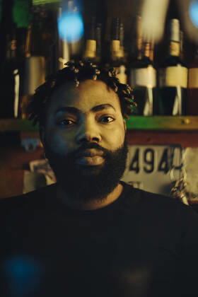IMAGO Creative: Landleben - Essen Portrait of young bearded bartender with afro hairstyle at bar Sweden, Stockholm, model released, property released Copyright: xMaskotx , MA80883