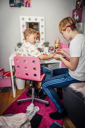 IMAGO Creative: Jahreszeit Winter, Fantasievoll drinnen spielen Boy applying nail polish on brother at home Sweden, Stockholm, model released, property released Copyright: xMaskotx , MA81042