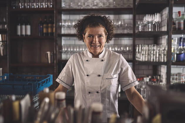 IMAGO Creative: Internationaler Frauenmonat, Gesundheit, Frauen in der Menopause IMAGO Creative, Internationaler Frauenmonat, Entrepreneurinnen Portrait of smiling female chef in commercial kitchen Germany, Berlin, model released, property released Copyright: xMaskotx , MA81438