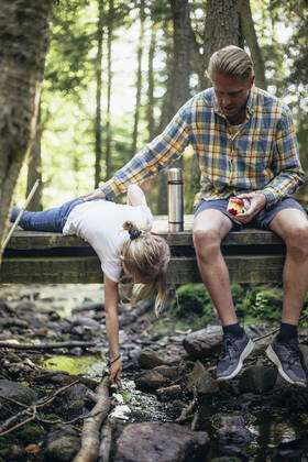 IMAGO Creative: Gesundheit, Burnout IMAGO Creative: Landleben - Essen IMAGO Creative: Klimawandel - Umwelterziehung IMAGO Creative: Klimawandel - Grüne Erholung Father with apple holding daughter fishing on footbridge in forest Sweden, Stockholm, model released Copyright: xMaskotx , MA81501