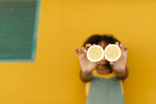 Close-up of young woman holding halved lemons model released Symbolfoto TCEF00481