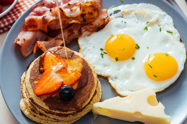 Delicious fried eggs with bacon and cheese for breakfast, Model released Copyright: xNehomarxHernandezx MR