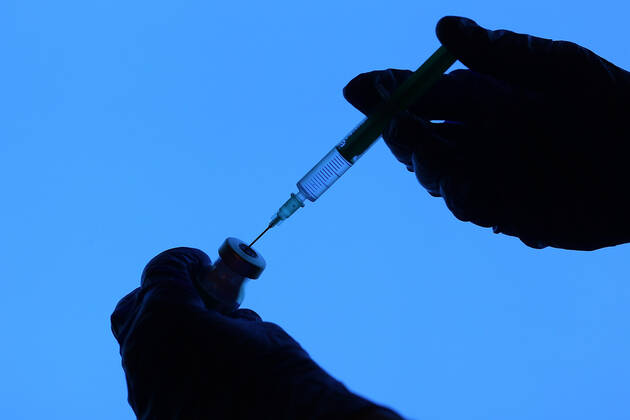 Winden Themenbild - Coronavirus, Coronapandemie, Impfen - Silhouette einer Impfspritze, Coronaspritze und einer Hand mit einem Gummihandschuh Themenbild - Coronavirus, Coronapandemie, Impfen - Silhouette einer Impfspritze, Coronaspritze und einer Hand mit einem Gummihandschuh Coronavirus, Coronapandemie - Impfspritze, Coronaspritze, Nadel als Silhouette, Scherenschnittbild zum verabreichen, spritzen des Impfstoffes. Im Hintergrund Bilder von Covid-19 Viren, Coronaviren Impfen, Impfbuch, Impfbescheinigung, Impfpass, Spritze, Coronaspritze, Nadel, Impfstoff, Detail, Silhouette, Scherenschnittbild, Viren, Covid-19 Viren, Covid 19 Viren, Covid 19, Virus, Impfspritze, Gummihandschuhe, Fotomontage, Innen, Innenaufnahme, Studioaufnahme, Stud Copyright: xFleigx xEibner-Pressefotox EP_dfg