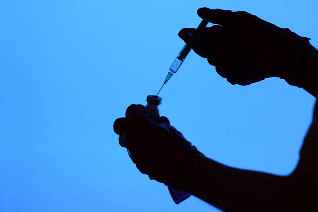 Winden Themenbild - Coronavirus, Coronapandemie, Impfen - Silhouette einer Impfspritze, Coronaspritze und einer Hand mit einem Gummihandschuh Themenbild - Coronavirus, Coronapandemie, Impfen - Silhouette einer Impfspritze, Coronaspritze und einer Hand mit einem Gummihandschuh Coronavirus, Coronapandemie - Impfspritze, Coronaspritze, Nadel als Silhouette, Scherenschnittbild zum verabreichen, spritzen des Impfstoffes. Im Hintergrund Bilder von Covid-19 Viren, Coronaviren Impfen, Impfbuch, Impfbescheinigung, Impfpass, Spritze, Coronaspritze, Nadel, Impfstoff, Detail, Silhouette, Scherenschnittbild, Viren, Covid-19 Viren, Covid 19 Viren, Covid 19, Virus, Impfspritze, Gummihandschuhe, Fotomontage, Innen, Innenaufnahme, Studioaufnahme, Stud Copyright: xFleigx xEibner-Pressefotox EP_dfg