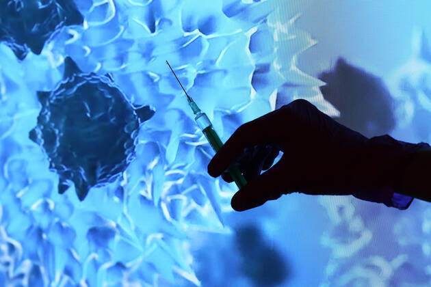 Winden Themenbild - Coronavirus, Coronapandemie, Impfen - Silhouette einer Impfspritze, Coronaspritze und einer Hand mit einem Gummihandschuh Themenbild - Coronavirus, Coronapandemie, Impfen - Silhouette einer Impfspritze, Coronaspritze und einer Hand mit einem Gummihandschuh Coronavirus, Coronapandemie - Impfspritze, Coronaspritze, Nadel als Silhouette, Scherenschnittbild zum verabreichen, spritzen des Impfstoffes. Im Hintergrund Bilder von Covid-19 Viren, Coronaviren Impfen, Impfbuch, Impfbescheinigung, Impfpass, Spritze, Coronaspritze, Nadel, Impfstoff, Detail, Silhouette, Scherenschnittbild, Viren, Covid-19 Viren, Covid 19 Viren, Covid 19, Virus, Impfspritze, Gummihandschuhe, Fotomontage, Innen, Innenaufnahme, Studioaufnahme, Stud Copyright: xFleigx xEibner-Pressefotox EP_dfg