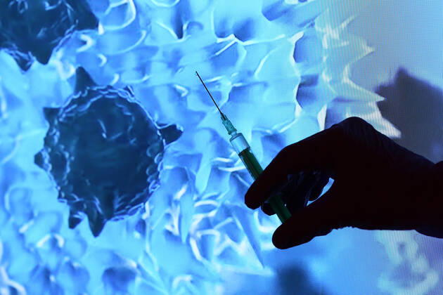 Winden Themenbild - Coronavirus, Coronapandemie, Impfen - Silhouette einer Impfspritze, Coronaspritze und einer Hand mit einem Gummihandschuh Themenbild - Coronavirus, Coronapandemie, Impfen - Silhouette einer Impfspritze, Coronaspritze und einer Hand mit einem Gummihandschuh Coronavirus, Coronapandemie - Impfspritze, Coronaspritze, Nadel als Silhouette, Scherenschnittbild zum verabreichen, spritzen des Impfstoffes. Im Hintergrund Bilder von Covid-19 Viren, Coronaviren Impfen, Impfbuch, Impfbescheinigung, Impfpass, Spritze, Coronaspritze, Nadel, Impfstoff, Detail, Silhouette, Scherenschnittbild, Viren, Covid-19 Viren, Covid 19 Viren, Covid 19, Virus, Impfspritze, Gummihandschuhe, Fotomontage, Innen, Innenaufnahme, Studioaufnahme, Stud Copyright: xFleigx xEibner-Pressefotox EP_dfg