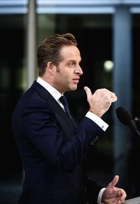 DEN HAAG - Minister Hugo de Jonge (Volksgezondheid, Welzijn en Sport) reageert op het besluit van het Europees Geneesmiddelenbureau EMA rond de goedkeuring van het coronavaccin dat BioNTech en Pfizer samen hebben ontwikkeld. ANP SEM VAN DER WAL Copyright: xHollandsexHoogtex xxANPx x426470786x