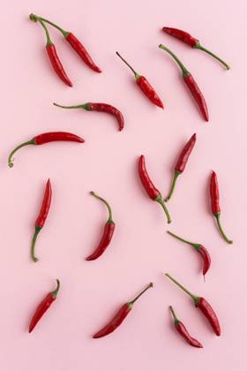 IMAGO Creative, Lifestyle, Barbiecore Red peppers on pink background Copyright: xEduardoxLopezx Model Released