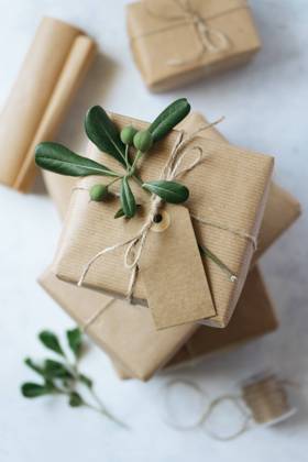 IMAGO Creative: Weihnachten, DIY, Geschenke verpacken - Nachhaltigkeit homemade wrapped presents on a white table Copyright: xx Model Released