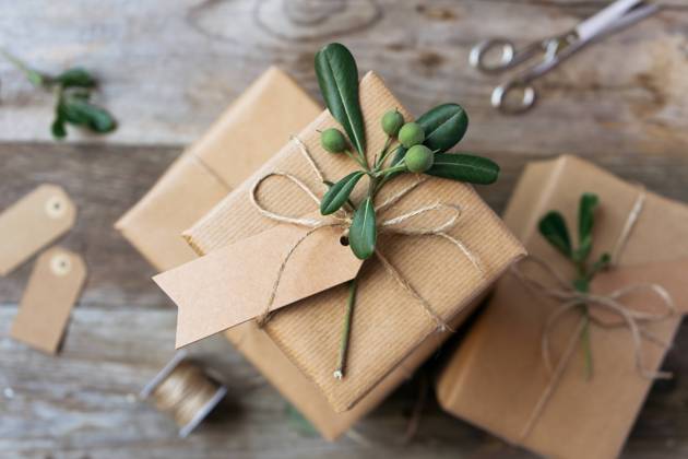 IMAGO Creative: Weihnachten, DIY, Geschenke verpacken - Nachhaltigkeit homemade wrapped Presents on a wood table Copyright: xx Model Released