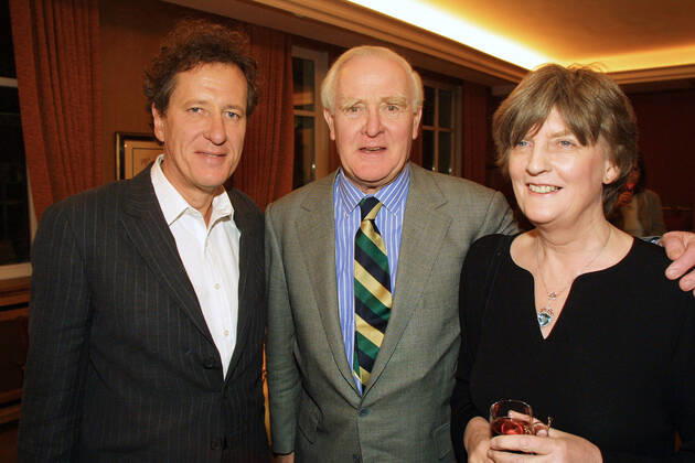 Berlinale 11.02.2001 Schauspieler Geoffrey Roy Rush AC + Schriftsteller John le Carre (David John Moore Cornwell) + Frau Valerie Jane Eustace bei der Feier nach der Berlinale - Filmpremiere - The Taylor Of Panama - , im Hotel Adlon, Unter den Linden 77, Berlin - 11.02.2001 -