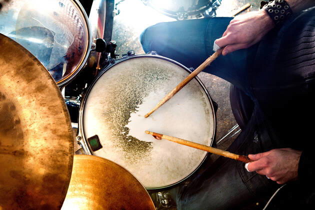 IMAGO Creative: Digitale Welt, Verzicht auf Technologie Live music and drummer.Music instrument Man playing the drum.Live music background concept.Drummer and rock music, model releasedmusic, band, stage, live, concert, rock, performance, event, background, entertainment, show, night, light, jazz, pop, sound, instrument, musician, nightlife, festival, young, party, drums, perform, musical, rhythm, equipment, drum, group, drummer, man, young man, lessons, drum lessons, learning, stage lights, battery plates, snare, tom, hit hat, cymbal, drum sticks, rehearsal, bit, music band, band, live, Copyright: xCarlosxCastillaxJimenezx 21932650