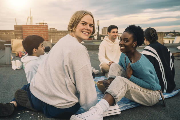 IMAGO Creative: Gesellschaft, Integration Portrait of female friends enjoying on building terrace during sunset Germany, Berlin, model released, property released Copyright: xMaskotx , MA83553