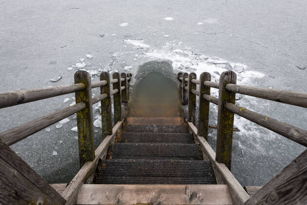 IMAGO Creative: Alternativer Wintersport Wooden stairs leading into a frozen lake (Alte Donau, Vienna Austria)