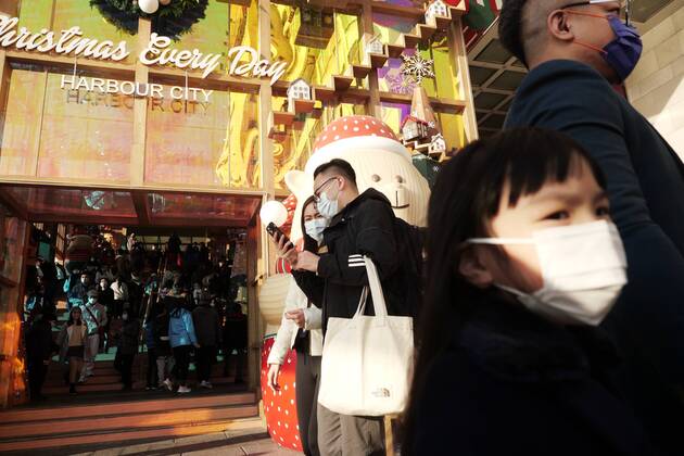 (210101) -- HONG KONG, Jan. 1, 2021 -- People wearing face masks walk on a street in Hong Kong, south China, Jan. 1, 2021. Hong Kong s Center for Health Protection (CHP) reported 42 additional confirmed cases of COVID-19 on Friday, which was a new low since mid-November. The new cases included 36 local infections, with 13 cases of unknown origin. The tally was taken to 8,888. ) CHINA-HONG KONG-COVID-19-CASES (CN) WangxShen