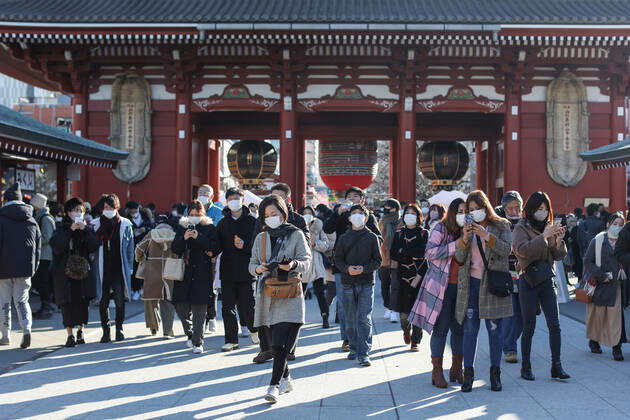 January 1, 2021, Tokyo, Japan: People wearing face masks visit Asakusa Shrine and Sensoji Temple during the New Year celebration..The first day of the New Year Japanese people traditionally visit Shrines and Temples for celebrations and prayers. The most popular places in Tokyo are Sensoji Temple and Asakusa Shrine in Asakusa. Tokyo Japan - ZUMAs197 20210101_zaa_s197_108 Copyright: xTakimotoxMarinax