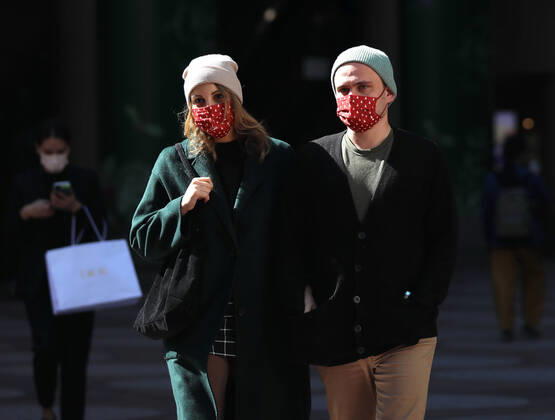 (210102) -- HONG KONG, Jan. 2, 2021 -- People wearing face masks walk on a street in Hong Kong, south China, Jan. 2, 2021. Hong Kong reported 35 new COVID-19 cases on Saturday, a further drop from the previous days. ) CHINA-HONG KONG-COVID-19-CASES (CN) WuxXiaochu