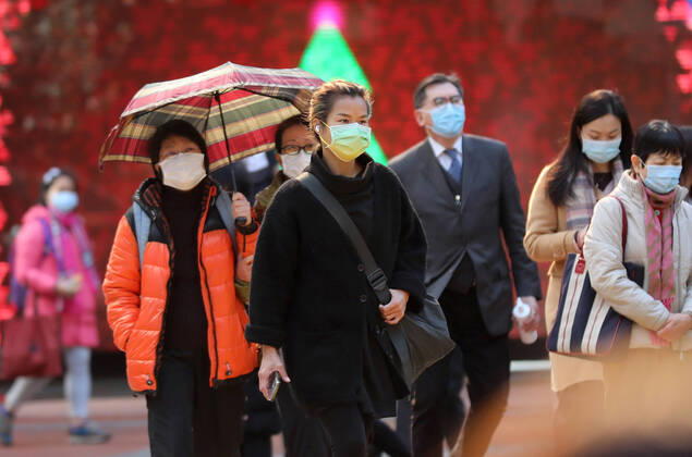 (210102) -- HONG KONG, Jan. 2, 2021 -- People wearing face masks walk on a street in Hong Kong, south China, Jan. 2, 2021. Hong Kong reported 35 new COVID-19 cases on Saturday, a further drop from the previous days. ) CHINA-HONG KONG-COVID-19-CASES (CN) WuxXiaochu