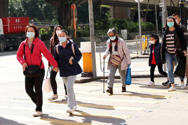 (210102) -- HONG KONG, Jan. 2, 2021 -- People wearing face masks walk on a street in Hong Kong, south China, Jan. 2, 2021. Hong Kong reported 35 new COVID-19 cases on Saturday, a further drop from the previous days. ) CHINA-HONG KONG-COVID-19-CASES (CN) WuxXiaochu