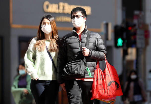 (210102) -- HONG KONG, Jan. 2, 2021 -- People wearing face masks walk on a street in Hong Kong, south China, Jan. 2, 2021. Hong Kong reported 35 new COVID-19 cases on Saturday, a further drop from the previous days. ) CHINA-HONG KONG-COVID-19-CASES (CN) WuxXiaochu
