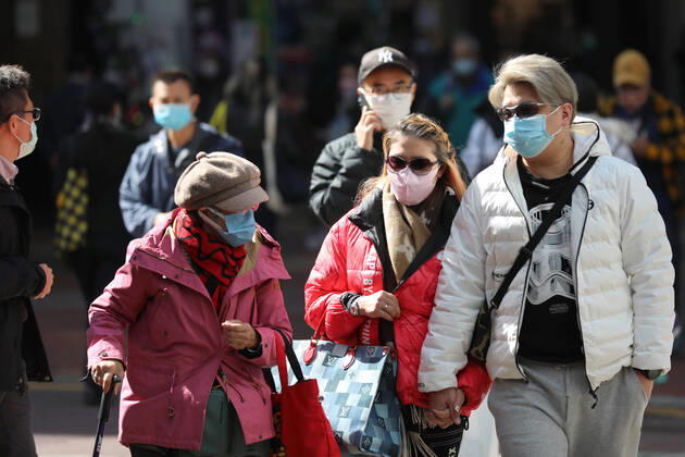(210102) -- HONG KONG, Jan. 2, 2021 -- People wearing face masks walk on a street in Hong Kong, south China, Jan. 2, 2021. Hong Kong reported 35 new COVID-19 cases on Saturday, a further drop from the previous days. ) CHINA-HONG KONG-COVID-19-CASES (CN) WuxXiaochu