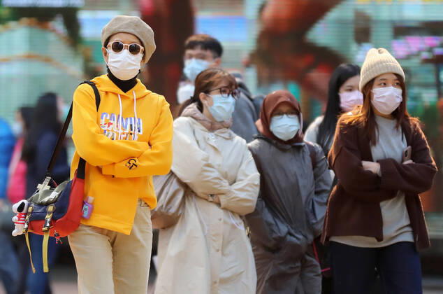 (210102) -- HONG KONG, Jan. 2, 2021 -- People wearing face masks walk on a street in Hong Kong, south China, Jan. 2, 2021. Hong Kong reported 35 new COVID-19 cases on Saturday, a further drop from the previous days. ) CHINA-HONG KONG-COVID-19-CASES (CN) WuxXiaochu