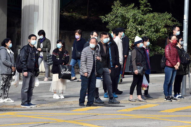 (210103) -- HONG KONG, Jan. 3, 2021 -- People wearing face masks walk on a street in Hong Kong, south China, Jan. 3, 2021. Hong Kong s Center for Health Protection reported 41 additional confirmed cases of COVID-19 on Sunday, taking its tally to 8,964. The new cases included 40 local infections, with 16 cases of unknown origin. ) CHINA-HONG KONG-COVID-19-CASES (CN) LoxPingxFai