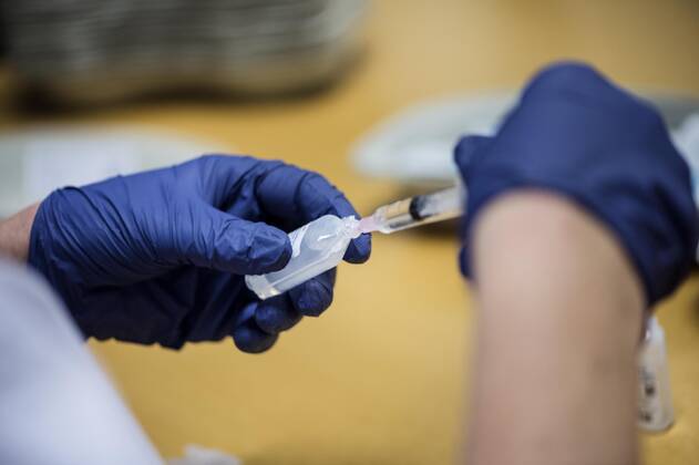 Vaccinationscentret paa Athenevaenget i Odense aabner. Her kan alle borgere komme og blive vaccineret i loebet af 2021. I foerste omgang er det personer med en alder fra 65 aar og opefter, der modtager baade personlig pleje og praktisk hjaelp. Vaccinationscentret aabner mandag den 4. januar 2021. , Odense Denmark