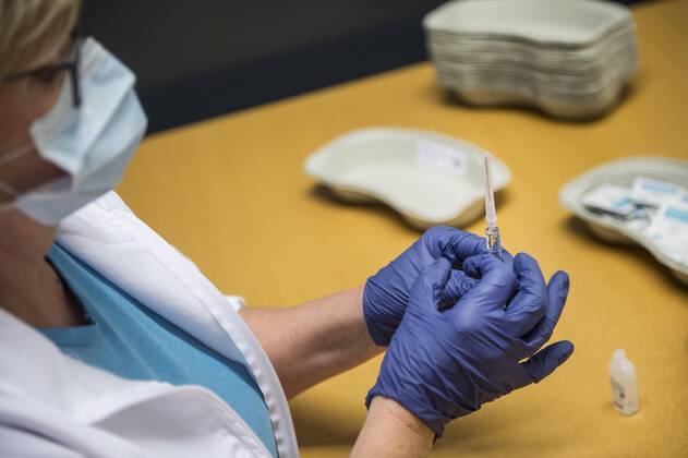 Vaccinationscentret paa Athenevaenget i Odense aabner. Her kan alle borgere komme og blive vaccineret i loebet af 2021. I foerste omgang er det personer med en alder fra 65 aar og opefter, der modtager baade personlig pleje og praktisk hjaelp. Vaccinationscentret aabner mandag den 4. januar 2021. , Odense Denmark