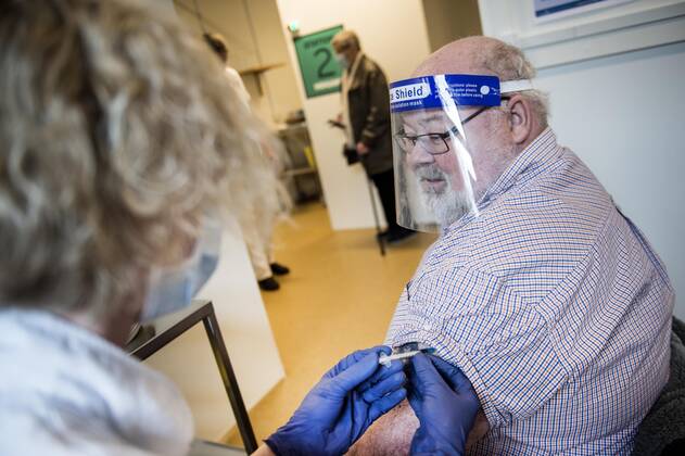 Vaccinationscentret paa Athenevaenget i Odense aabner. Her kan alle borgere komme og blive vaccineret i loebet af 2021. I foerste omgang er det personer med en alder fra 65 aar og opefter, der modtager baade personlig pleje og praktisk hjaelp. Vaccinationscentret aabner mandag den 4. januar 2021 Peter Augustinus (66 aar) sidder klar til stikket. , Odense Denmark