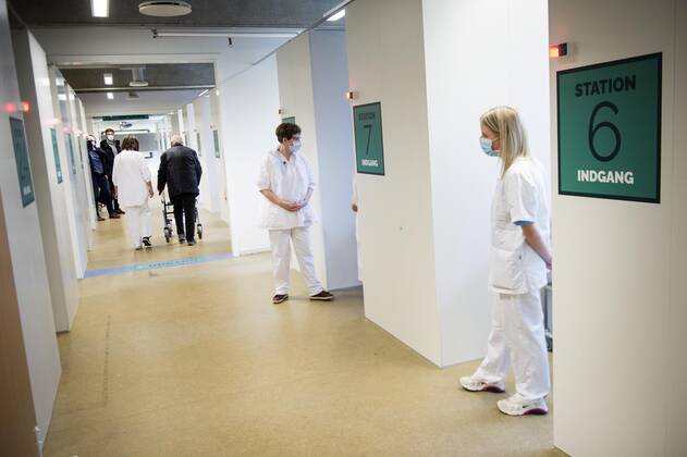 Vaccinationscentret paa Athenevaenget i Odense aabner. Her kan alle borgere komme og blive vaccineret i loebet af 2021. I foerste omgang er det personer med en alder fra 65 aar og opefter, der modtager baade personlig pleje og praktisk hjaelp. Vaccinationscentret aabner mandag den 4. januar 2021. , Odense Denmark