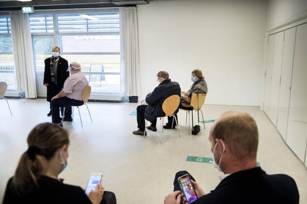 Vaccinationscentret paa Athenevaenget i Odense aabner. Her kan alle borgere komme og blive vaccineret i loebet af 2021. I foerste omgang er det personer med en alder fra 65 aar og opefter, der modtager baade personlig pleje og praktisk hjaelp. Vaccinationscentret aabner mandag den 4. januar 2021. , Odense Denmark